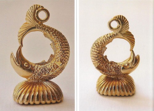 9-ct-Gold-Seal-modelled-as-a-curled-fish