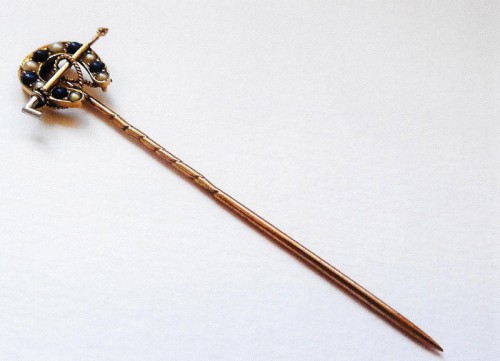 Victorian gold Horseshoe Stickpin set with lapis and pearls 1890
