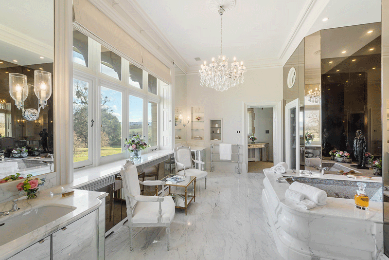 the luxurious en suite bathroom to the Diamond Suite at Cowdray House